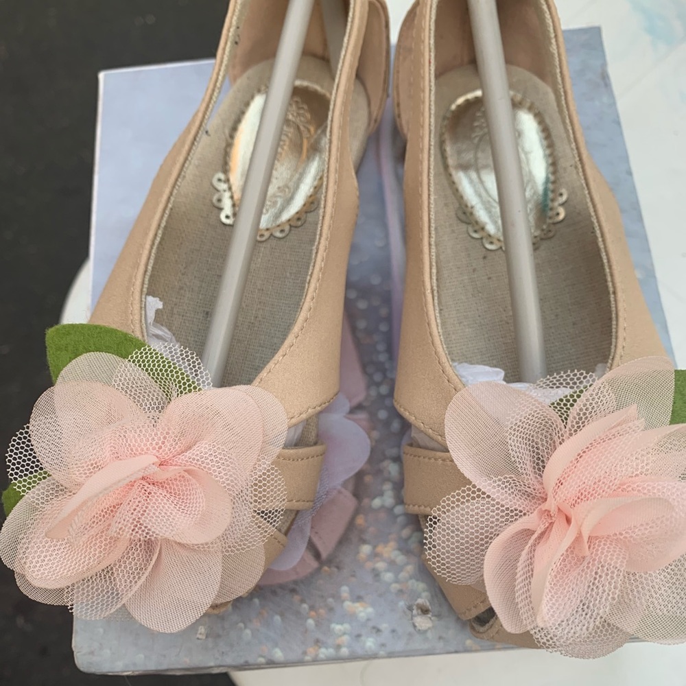 Brand New Joyfolie Livia in Whisper Pink size 8